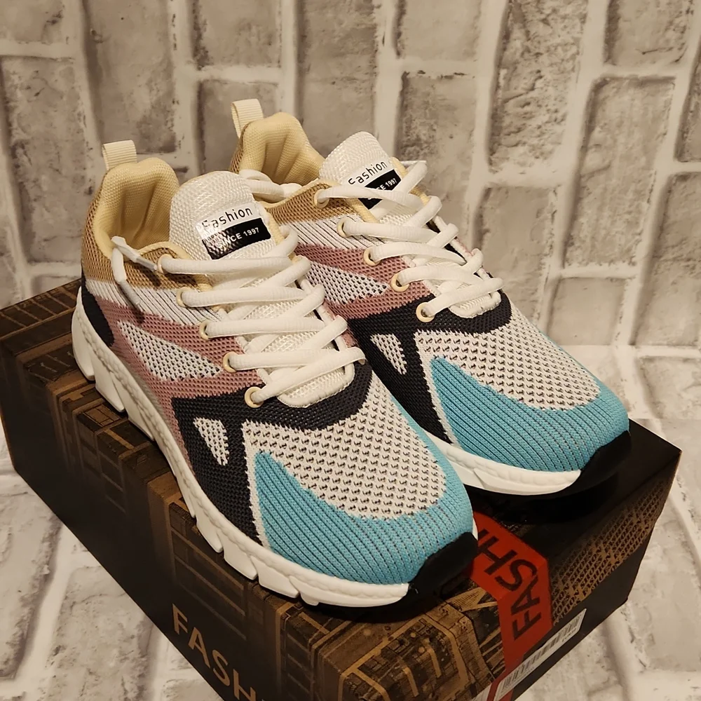 New women's Sneakers Sz 8.5 - Picture 2 of 3